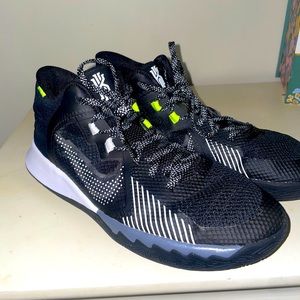 Boys Nike Kyrie Flytrap 5 002 Basketball Shoes Y6.5 (women’s size 8)